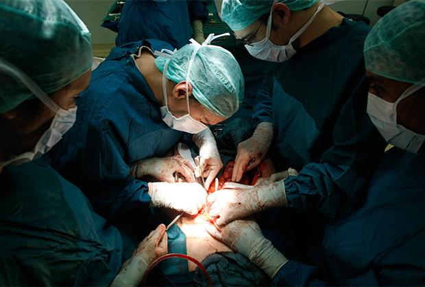 Операция по извлечению органов у пациентки с диагностированной смертью мозга