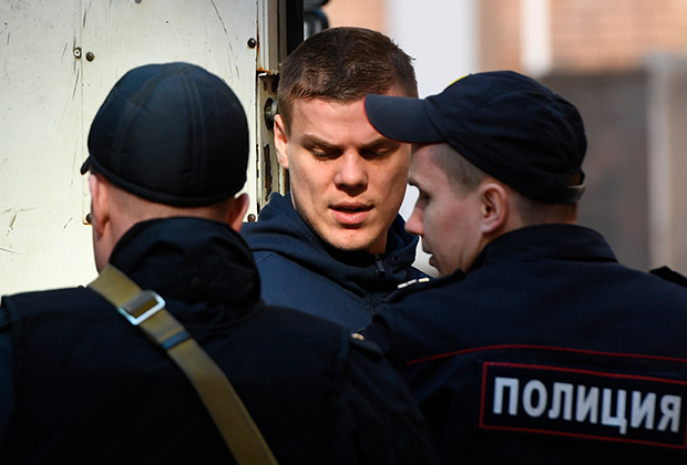Футболист Александр Кокорин, обвиняемый в хулиганстве и побоях, у здания Пресненского суда Москвы