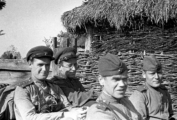 Писатель Василий Семенович Гроссман (второй слева) с фронтовыми товарищами, июнь 1943 года