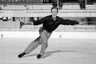 Несмотря на то что в 1950-е годы соревнования все еще проводились на открытом воздухе, фигуристы начали отказываться от теплой, но тяжелой верхней одежды. На фото триумфатор игр в Кортина-д'Ампеццо 1956 года американец Хейз Алан Дженкинс, выступавший в одной рубашке.  