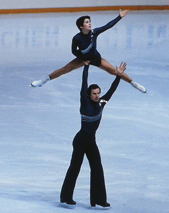 В сезоне 1980-го года Роднина и ее новый партнер Александр Зайцев выступали в костюмах, которые зеркально отражали друг друга. Сезон завершился триумфально — победами на Олимпиаде и чемпионате Европы (на фото).