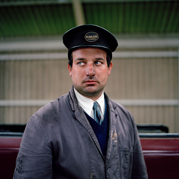 Работник британской железной дороги, еще один герой серии Томпсона. Фотограф говорит, что старается запечатлеть самые обычные моменты из жизни людей, но в то же время видит в них глубокое значение. «Когда ты снимаешь документальные фото, дух времени будто бы впитывается в твои работы», — объясняет автор. 


