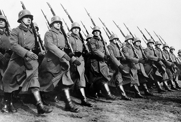 Немецкие солдаты в Берлине на параде в честь нового начальника штаба армии генерала Ф. фон Фрича. 6 марта 1934 года