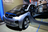 Немецкий производитель автомобилей BMW начал выпускать компактный электрокар BMW i3 в 2013 году и добилась большого успеха — в период с 2014-2016 года модель вошла в тройку самых продаваемых электрокаров в мире.

В 2017 году компания представила обновленную модель — до 100 километров в час она разгоняется за 7,3 секунды и может проехать 260 километров на одном заряде. Быстрая подзарядка займет 54 минуты (батарея зарядится на 80 процентов), в домашних условиях для зарядки такого же уровня придется ждать три часа.