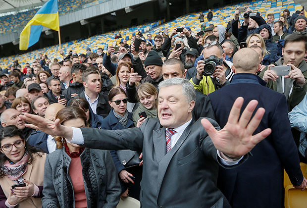 Петр Порошенко приветствует своих сторонников после неудачной попытки провести дебаты со своим оппонентом комиком Владимиром Зеленским на стадионе «Олимпийский» в Киеве