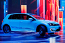 Другой электрокар Volkswagen — модель e-Golf — также был представлен в 2013 году, а затем обновлен в 2017-м. E-Golf — это серийный автомобиль с хэтчбеком, ориентированный на массовый рынок. 

Машина разгоняется с нуля до «сотни» за 9,6 секунды и развивает скорость до 150 километров в час. Максимальная дистанция без подзарядки — 300 километров. На станции быстрой зарядки автомобиль можно зарядить до 80 процентов за час, а через обычную розетку — до 100 процентов за шесть часов.