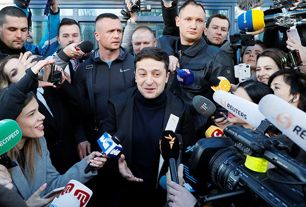 Кандидат в президенты Украины Владимир Зеленский общается с журналистами перед сдачей крови на алкоголь и наркотики