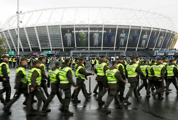Национальная гвардия Украины у стадиона «Олимпийский» в Киеве, где пройдут дебаты Порошенко и Зеленского