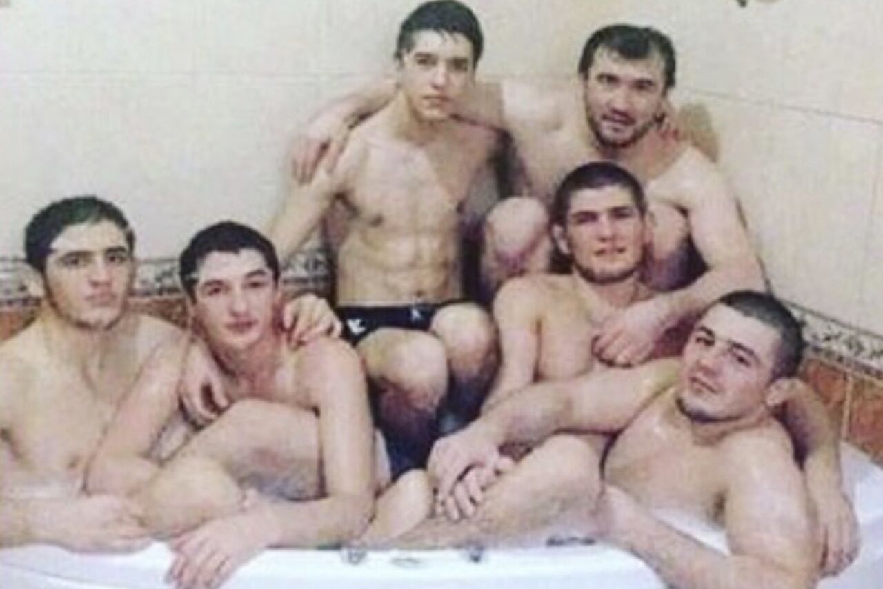 Друг Нурмагомедова рассказал историю снимка с шестью мужчинами в ванной:  Бокс и ММА: Спорт: Lenta.ru