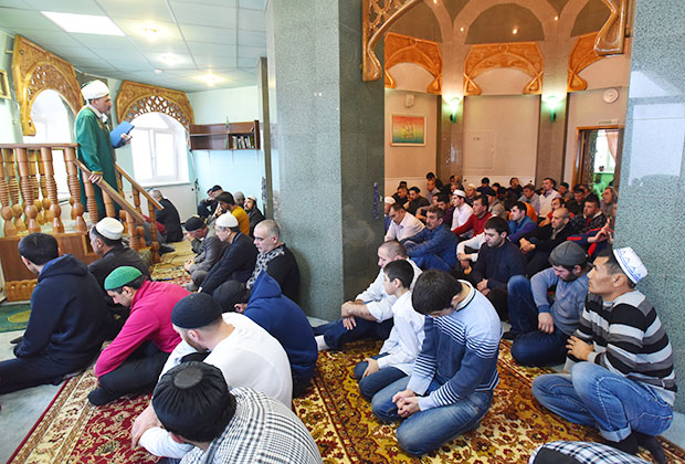 Мусульмане во время праздника Курбан-байрам в Норильске