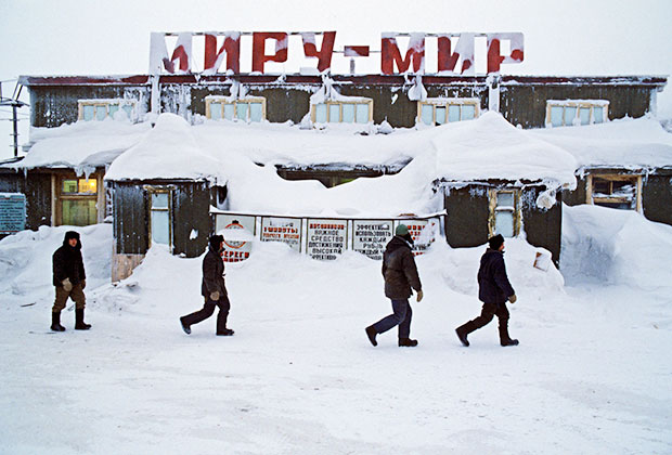 Первые бараки, где жили заключенные, которые строили город Норильск, 1994 год