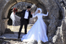 Молодожены Мерт и Зехра Хатемоглу позируют на фоне руин в Анталье. Жених одет по-европейски, а невеста выбрала классическое мусульманское платье.   