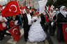 Многие турки все же предпочитают европейские свадебные платья. Например, эта пара пришла поддержать партию премьер-министра страны Реджепа Тайипа Эрдогана.