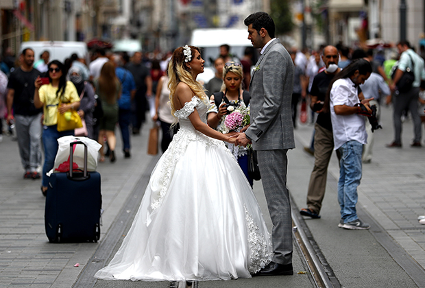 Бракосочетания часто проходят согласно европейским традициям. Практикуются и выездные церемонии.  