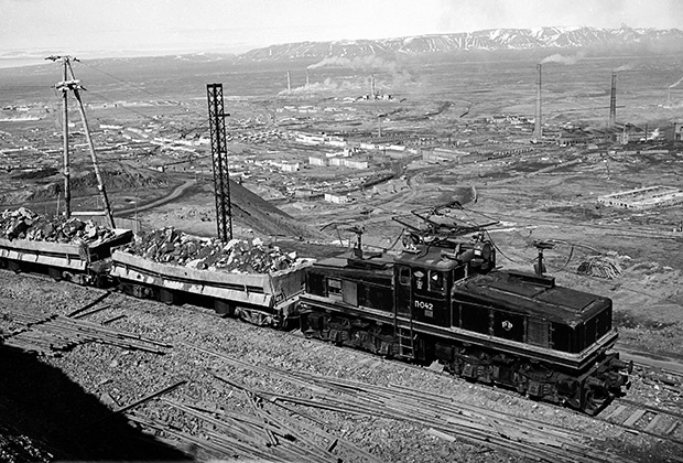 Транспортировка руды на месторождении в Норильске, 1959 год