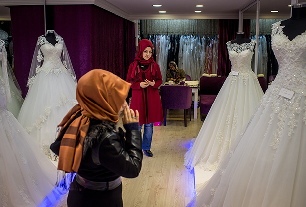 Многие турчанки в районе Фатих по-прежнему выбирают традиционные наряды, несмотря на то, что потребление люксовых товаров и одежды европейских брендов постоянно растет. 
