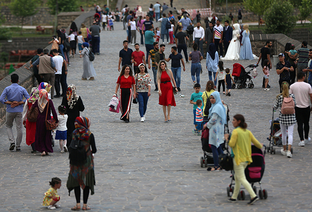 В парке в преимущественно курдском городе Диярбакыр можно встретить девушек и в брюках, и в мини-юбках, и в традиционных мусульманских платьях. 