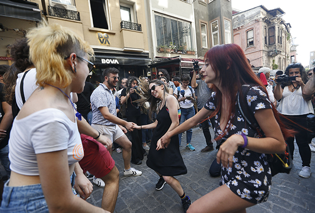 В Стамбуле многие представители ЛГБТ-сообщества не скрывают своей ориентации. Кроме того, в городе проходит гей-парад. 