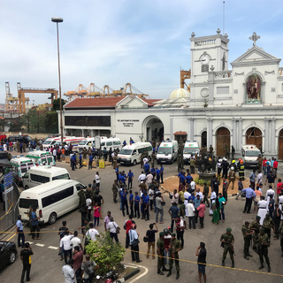 Спецслужбы возле одной из церквей на Шри-Ланке после взрыва