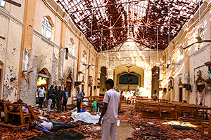 Число жертв взрывов на Шри-Ланке превысило 300 человек Террористы совершили восемь атак на гостиницы и церкви в день Пасхи