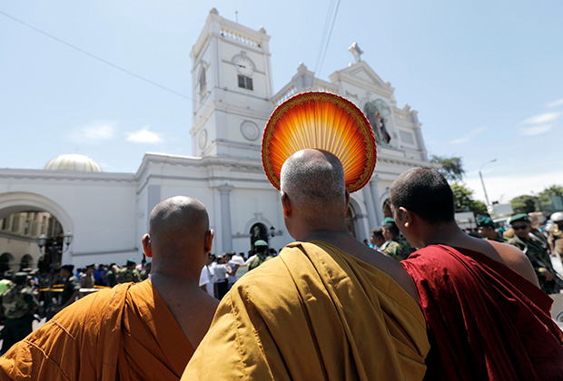 Буддистские монахи у церкви Святого Антония, где произошел взрыв