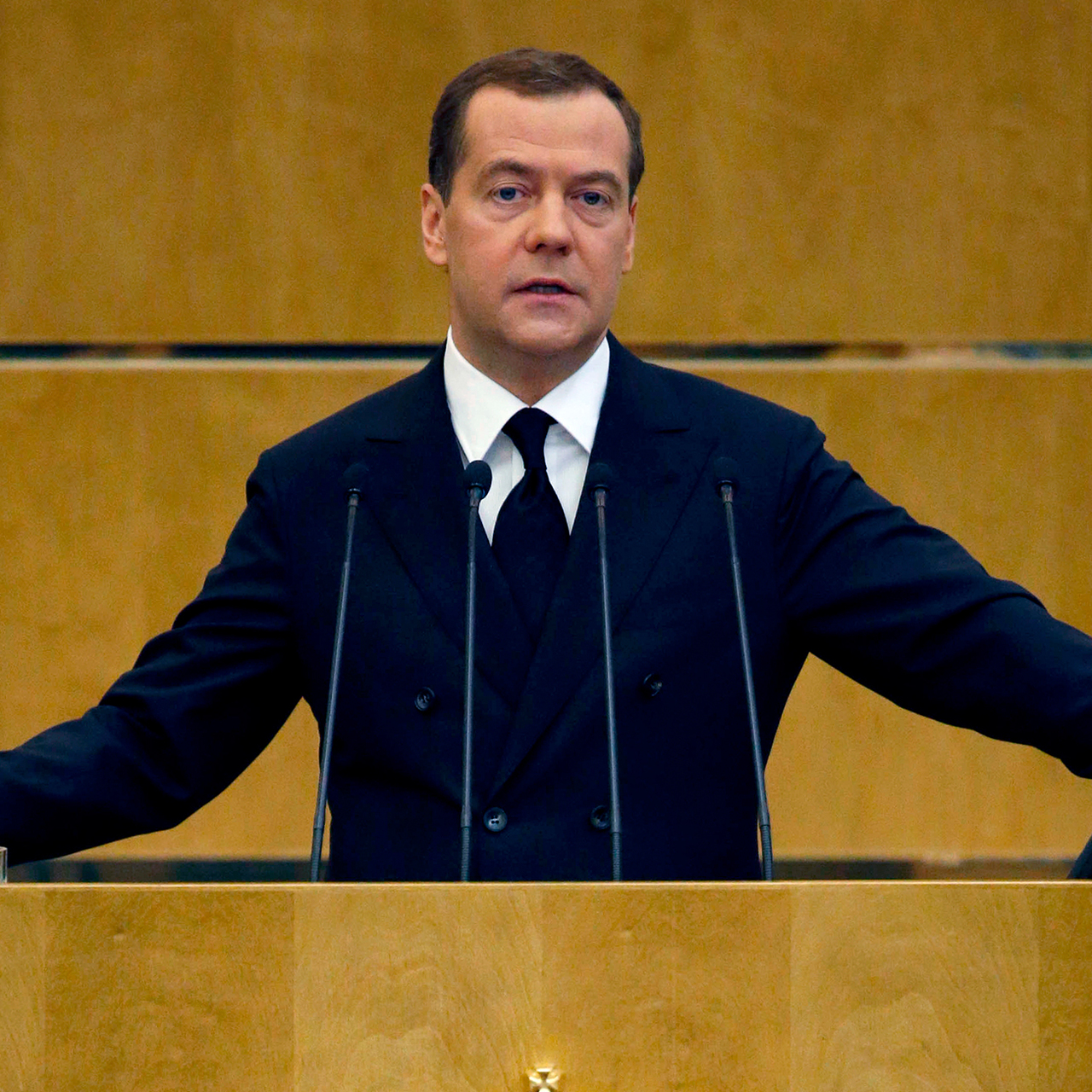 Выступление медведева в сочи. Медведев в шоке. Медведев сидит. Медведев сидит за партой.