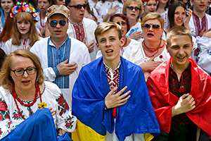 Команда мечты Зеленский выиграл президентские выборы на Украине. Как он будет менять страну?