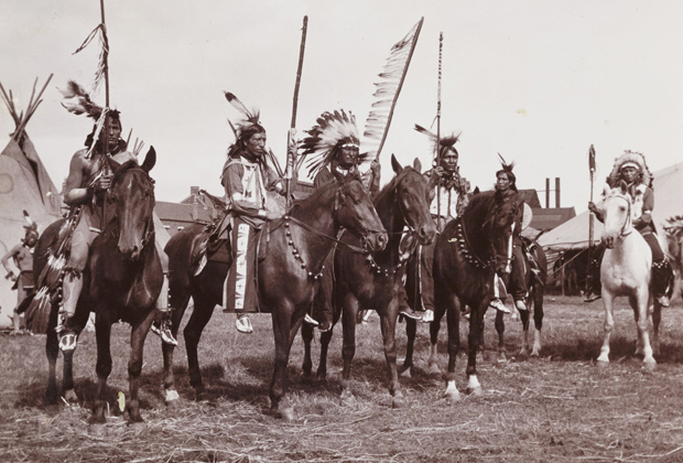 Группа индейцев во время шоу, примерно 1905 год
