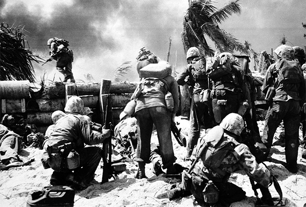 Морские пехотинцы США во время битвы за атолл Тарава, 1943 год