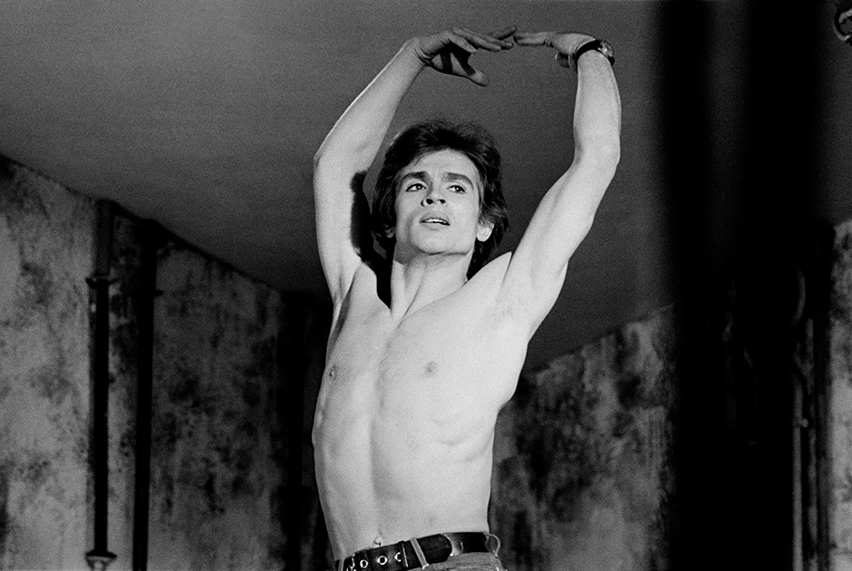Рудольф Нуреев в Париже в 1966 году. Основную часть сюжета фильма Рэйфа Файнса составляет история бегства танцовщика за рубеж во время парижских гастролей Театра имени Кирова пятью годами ранее.