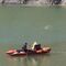 Спасатели на надувной лодке работают в озере, разыскивая пропавшую шестилетнюю девочку на плотине Ксилиатос на Кипре