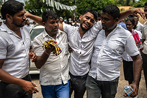 «Люди в ужасе» Местные прячутся, туристы гуляют: Шри-Ланка после терактов 