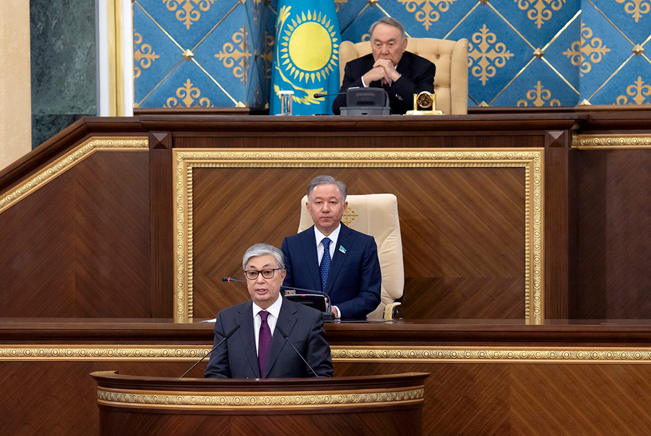 Председатель сената парламента Казахстана Касым-Жомарт Токаев (на первом плане) и экс-президент Казахстана Нурсултан Назарбаев на совместном заседании палат парламента Казахстана 19 марта, где президент объявил о своей отставке