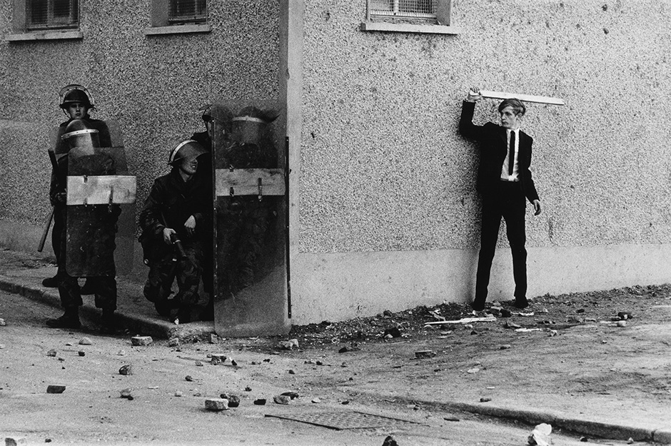 Католик готовится напасть на солдат в районе Богсайд североирландского города Лондондерри. 1971 год.
