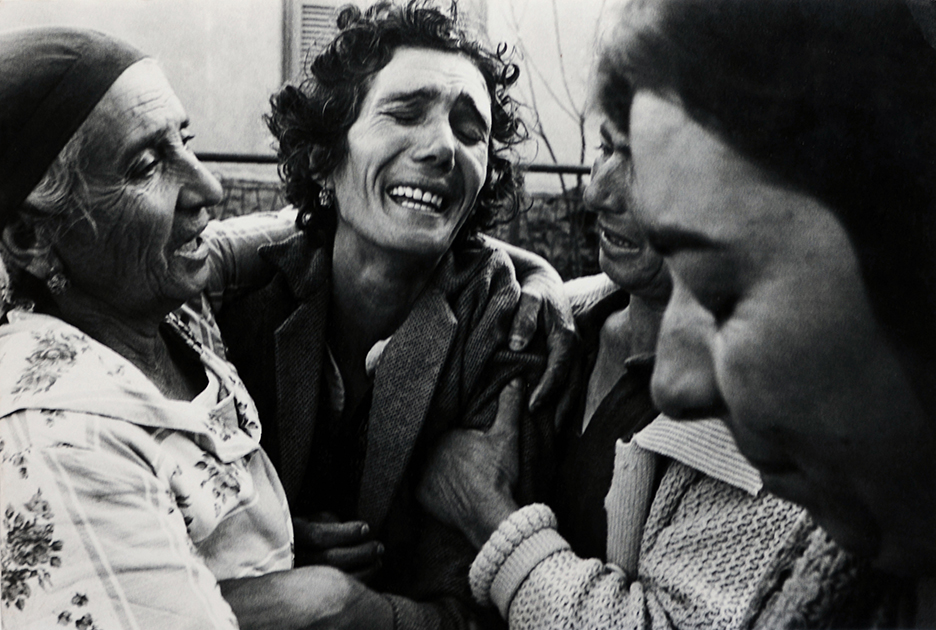 Турко-киприотка оплакивает мужа, получив сообщение о его гибели. Кипр, 1964 год.