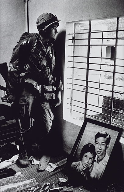 Американский морпех, занявший жилой дом во время битвы за Хюэ. Вьетнам, 1968 год.