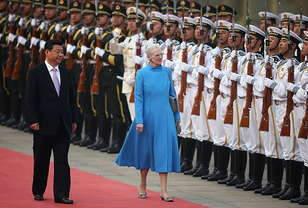 Китайский лидер Си Цзиньпин принимает королеву Маргрете II в Пекине, 2014 год