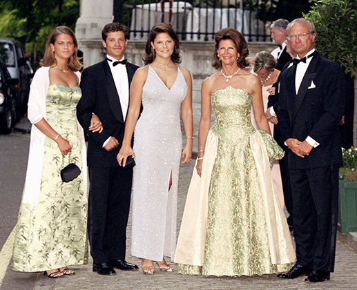 Принцесса Виктория (в центре) с членами шведской королевской семьи, 1999 год