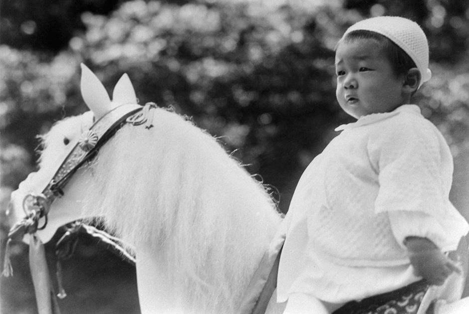 Акихито — 125-й император Японии. Считается, что он ведет свое происхождение от императора Дзимму, коронованного около 660 года до нашей эры. Он занял трон в 1989 году после смерти отца. 