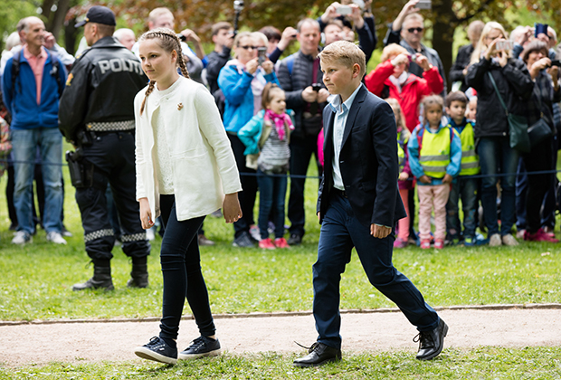 Принцесса с братом Сверре Магнусом на открытии детского парка скульптур, 2016 год
