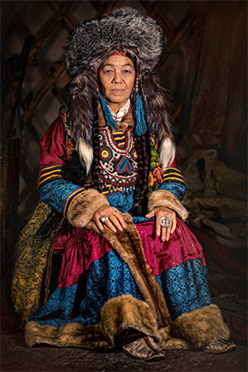 Хакасская женщина в национальной одежде