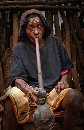 Пожилая женщина племени Консо, Южная Эфиопия