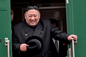 Ким Чен Ын приехал в Россию на бронепоезде Лидер КНДР откусил каравай и послушал «Катюшу». Его ждут борщ, пельмени и Путин