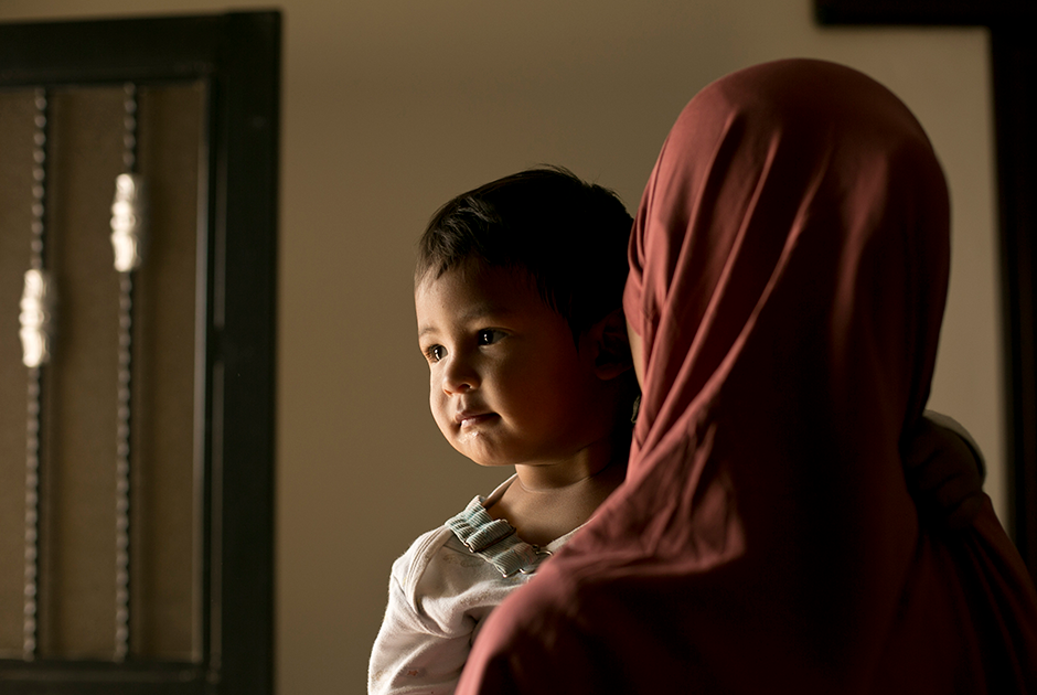 24-летняя Алия попала в ИГ совершенно иначе. В Индонезии она росла в консервативной мусульманской семье, однако сама особо традиций не придерживалась. «Ударилась» в религию девушка после того, как ее бросил молодой человек. А для того, чтобы наверстать упущенное, она обратилась именно к радикальным идеям.

Алия рассказала, что верила в реальность «халифата». Отправилась она в Сирию по простой причине: «Они говорили, что когда вы совершаете хиджру (переселяетесь), все ваши грехи очищаются».

В 2015-м девушка добралась из Индонезии в Турцию. Там она вышла замуж за алжирца, который тоже намеревался присоединиться к ИГ. У мужчины были сомнения, однако Алия настояла, и они перебрались в Ракку, которая считалась неофициальной столицей «Исламского государства». В феврале 2017-го у них родился сын Яхья.