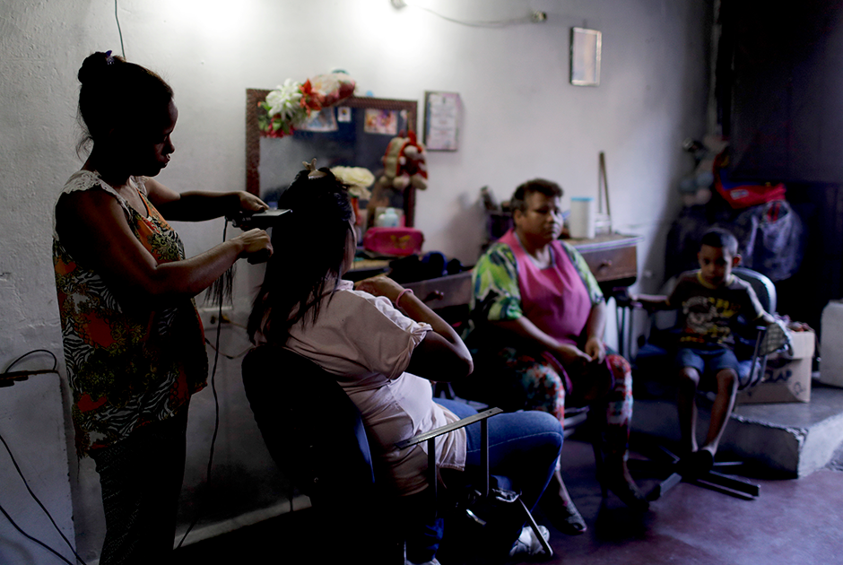 Все больше женщин Венесуэлы, проживающих в бедных районах страны, продают волосы в салонах красоты. Отказаться от роскошных причесок их вынуждают голод и нищета. Для венесуэлок радикальная стрижка оказывается непростым решением. Их соотечественницы не раз выигрывали конкурсы красоты, в том числе благодаря густым длинным волосам.
