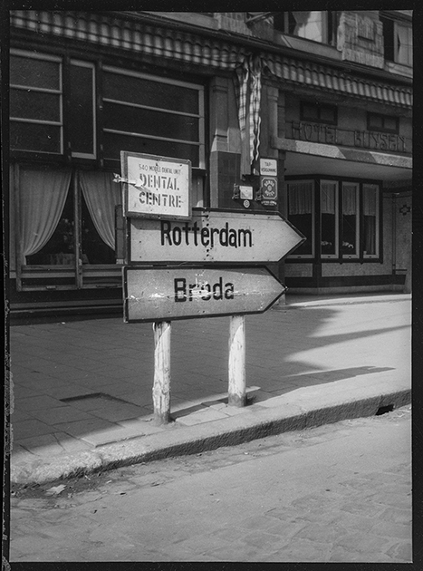 Дорожные указатели в городе Розендаль. Нидерланды, 1944 год.