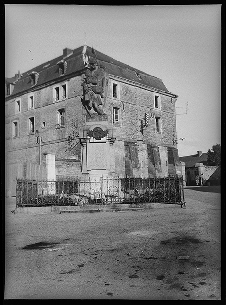 Казармы и военный мемориал в городе Стене. Франция, 1944 год.