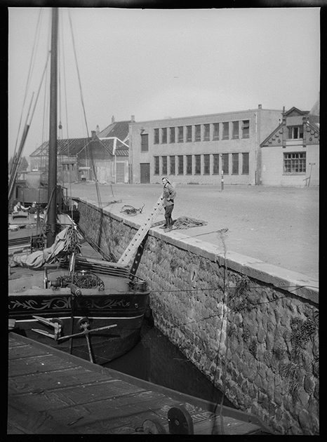 Лодки в обмелевшем канале города Берген-оп-Зом. Нидерланды, 1944 год.