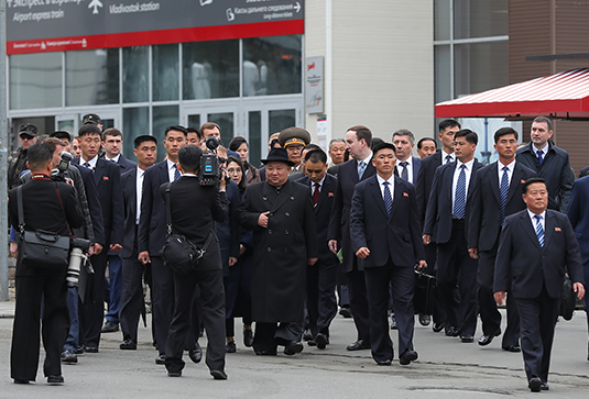 Ким Чен Ын, делегация КНДР и российские чиновники во Владивостоке