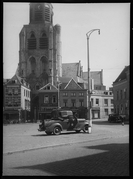 Американский армейский автомобиль на одной из улиц города. Нидерланды, 1944 год.